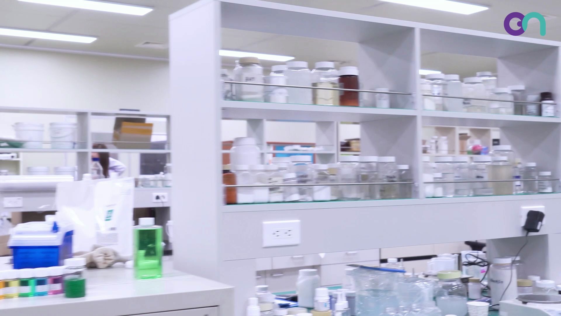 为模特打造妆容；邀请知名明星代言菁纯系列产品