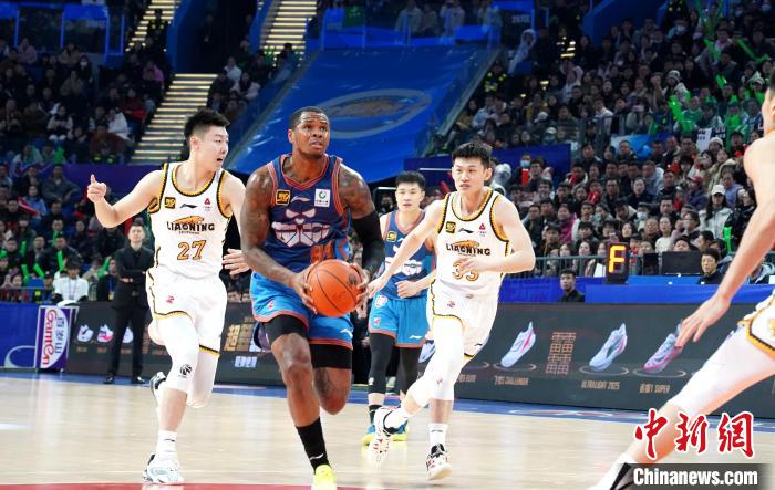 四川男篮主场不敌辽宁，最终以77-86落败，防守强