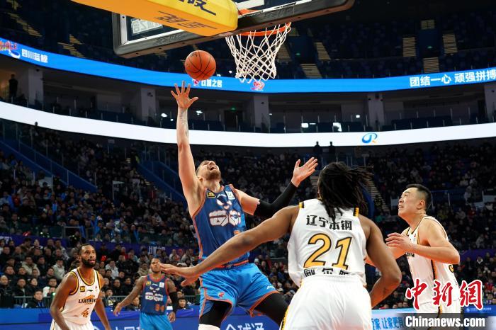 四川男篮主场不敌辽宁，最终以77-86落败，防守强