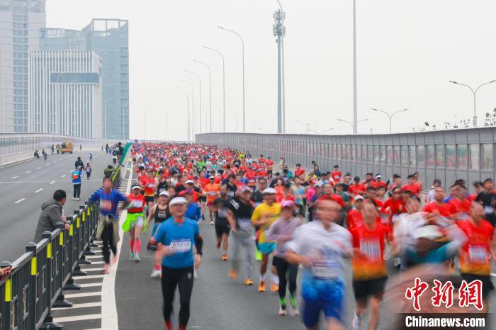 2025南昌象湖半马1.5万跑者参赛 肯尼亚选手包揽男