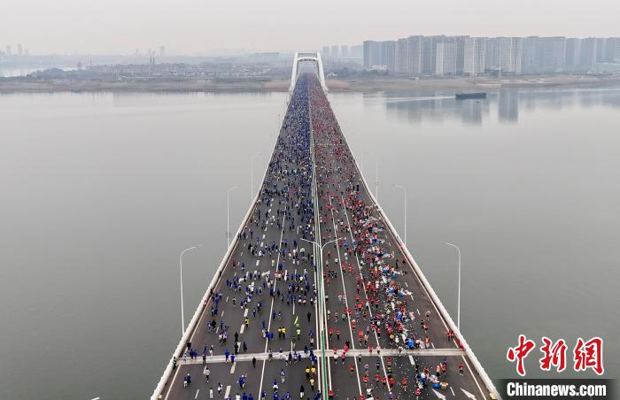 2025南昌象湖半马1.5万跑者参赛 肯尼亚选手包揽男