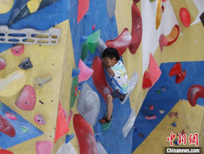 宁夏银川攀岩馆吸引青少年体验，激发冒险精神