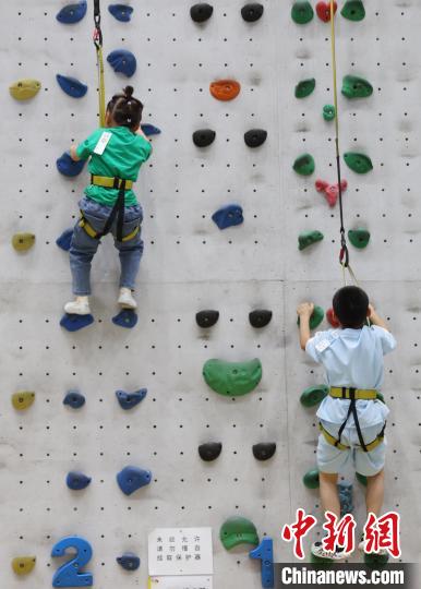 宁夏银川攀岩馆吸引青少年体验，激发冒险精神