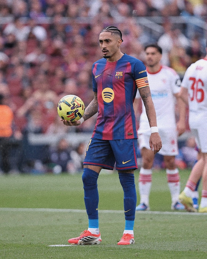 拉菲尼亚帽子戏法助巴萨逆转纽卡斯尔联