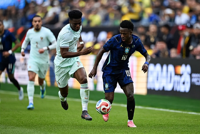 法国十人应战仍力克巴西 姆巴佩破门埃基蒂克绝