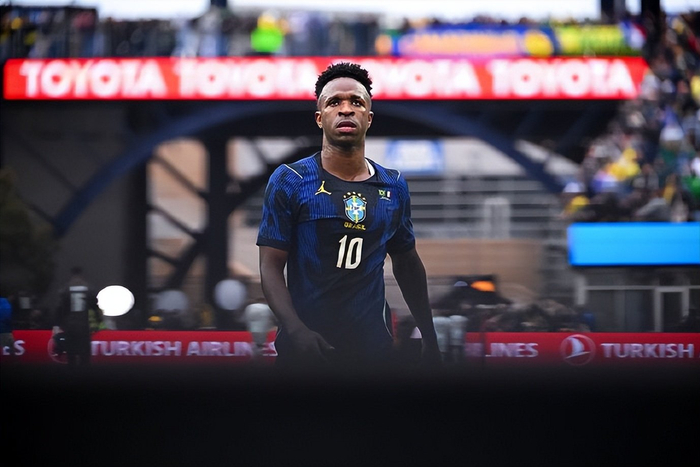 法国十人应战仍力克巴西 姆巴佩破门埃基蒂克绝