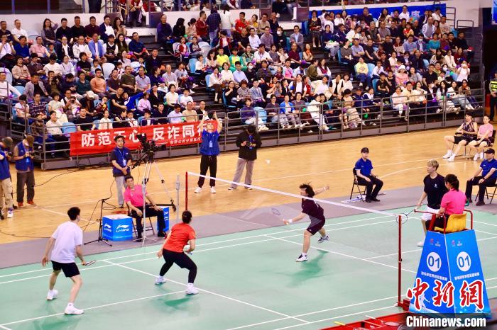 蕉城羽坛名将齐聚挥拍开赛，点亮福建羽毛球世