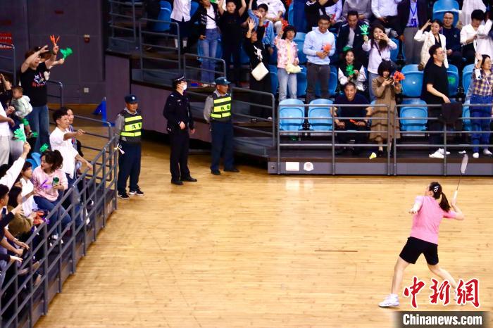 蕉城羽坛名将齐聚挥拍开赛，点亮福建羽毛球世