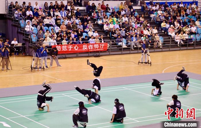 蕉城羽坛名将齐聚挥拍开赛，点亮福建羽毛球世