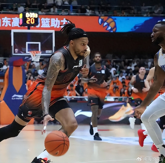 山东男篮5连败引球迷怒斥邱彪高诗岩