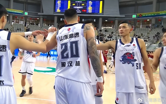 山东男篮5连败引球迷怒斥邱彪高诗岩