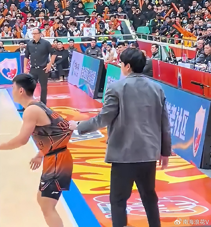 山东男篮5连败引球迷怒斥邱彪高诗岩